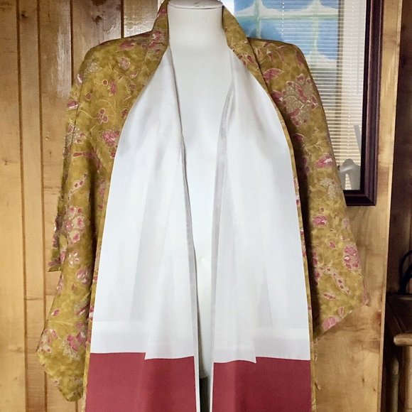 Vintage Japanese Kimono~ Chirimen Silk~ Floral Pattern ~Bust 44 / Length 60 in - Picture 4 of 6